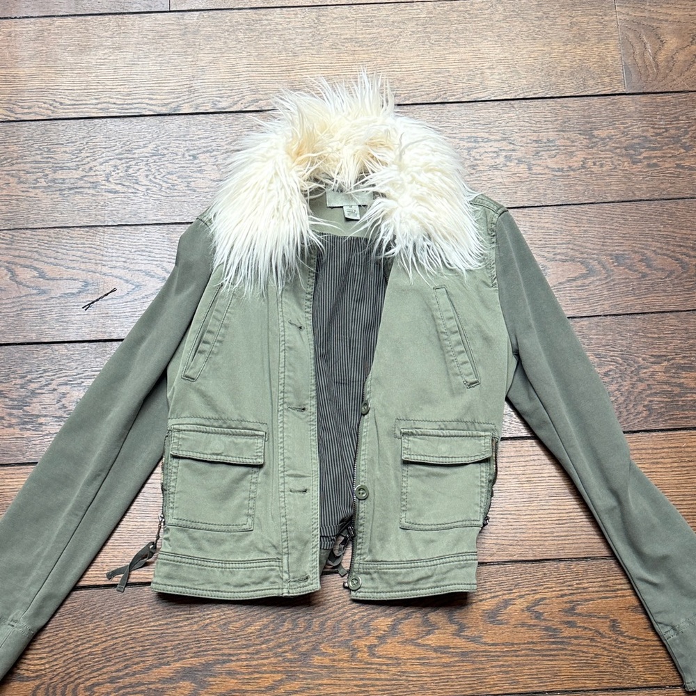Women's Green Jacket with Faux Fur Collar XS ( fur is removable)